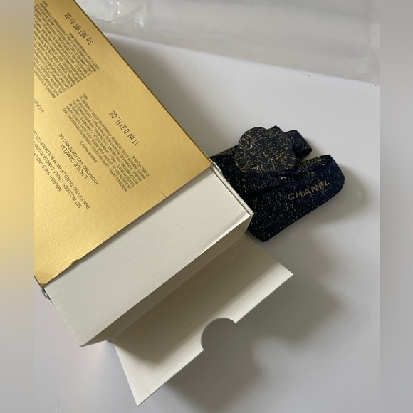 CHANEL Holiday Beauty Box with Ribbon & Flower - Picture 9 of 9